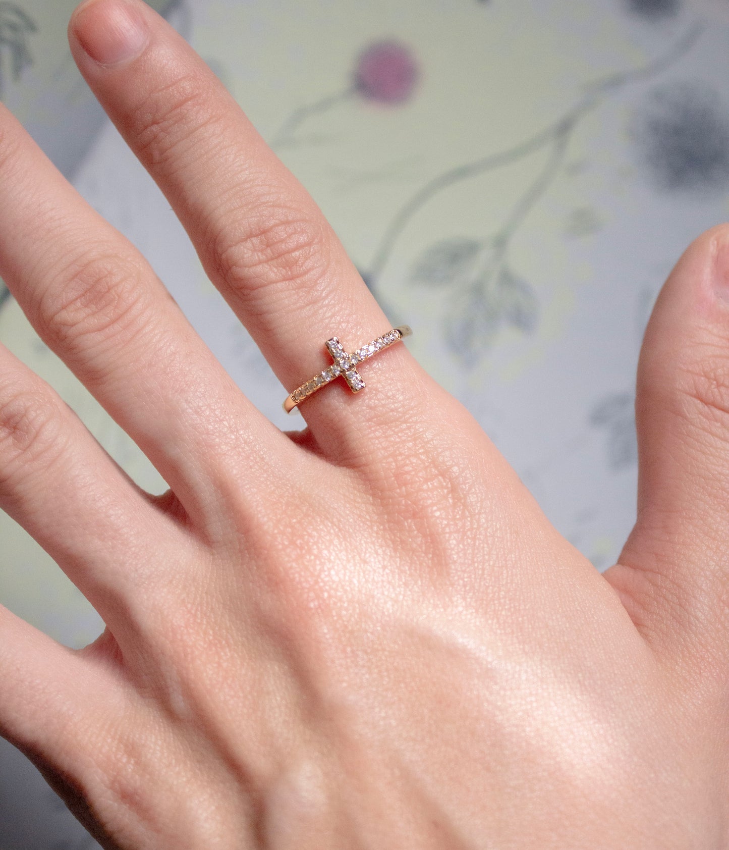 Anillo cruz con zirconias
