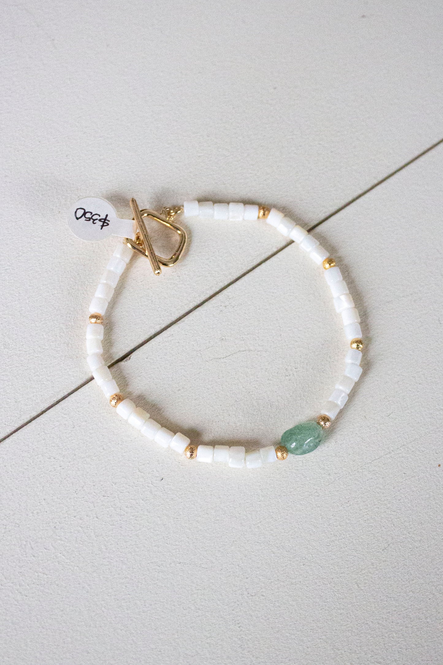 Pulsera blanca con piedra natural verde