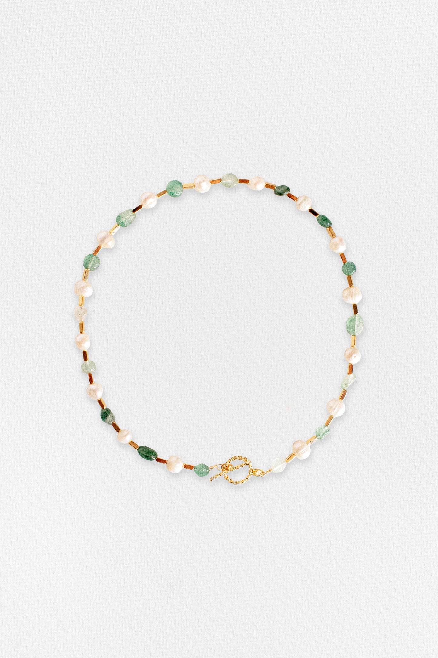 Collar con perlas y cuarzo verde