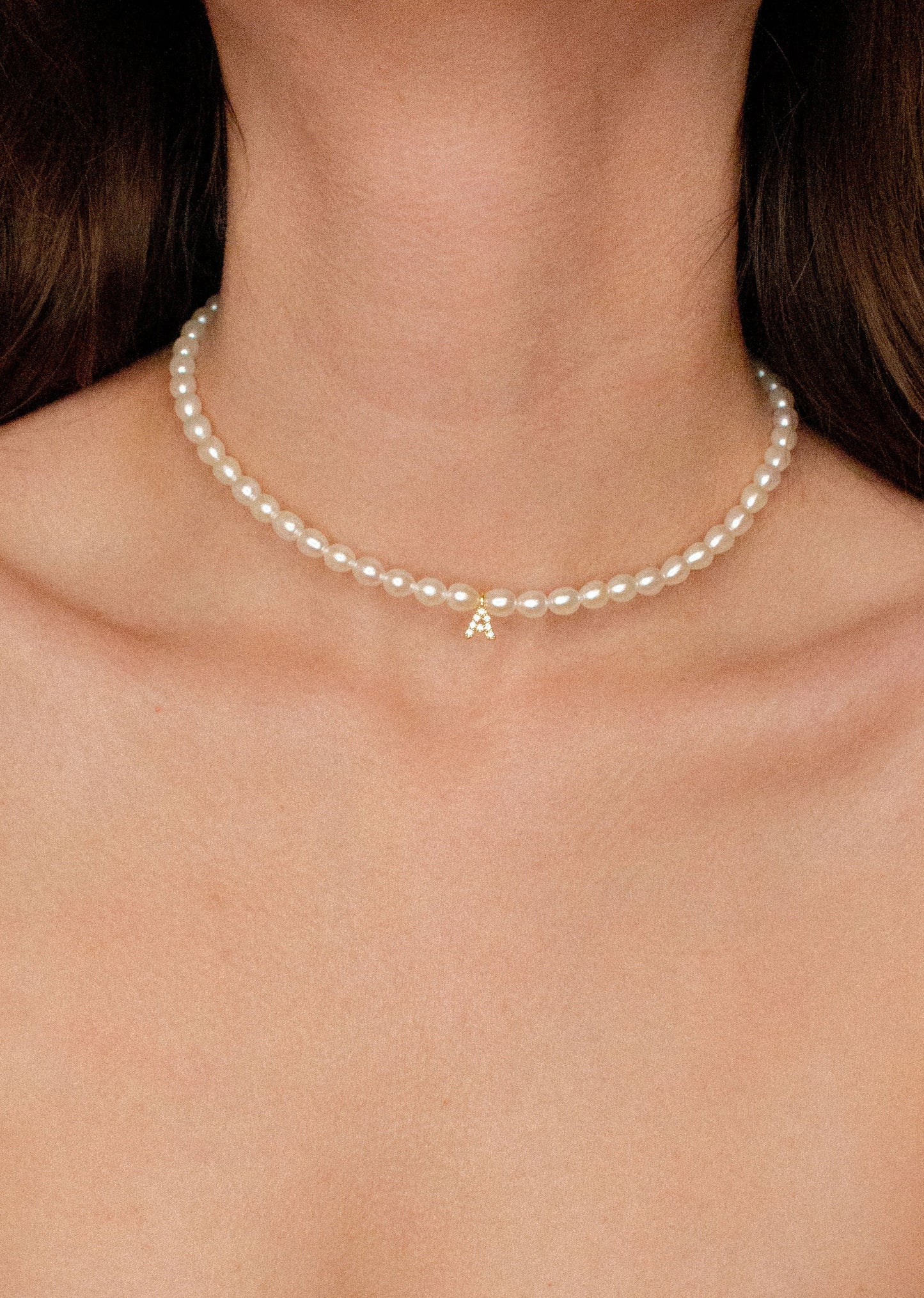Collar con perlas e inicial