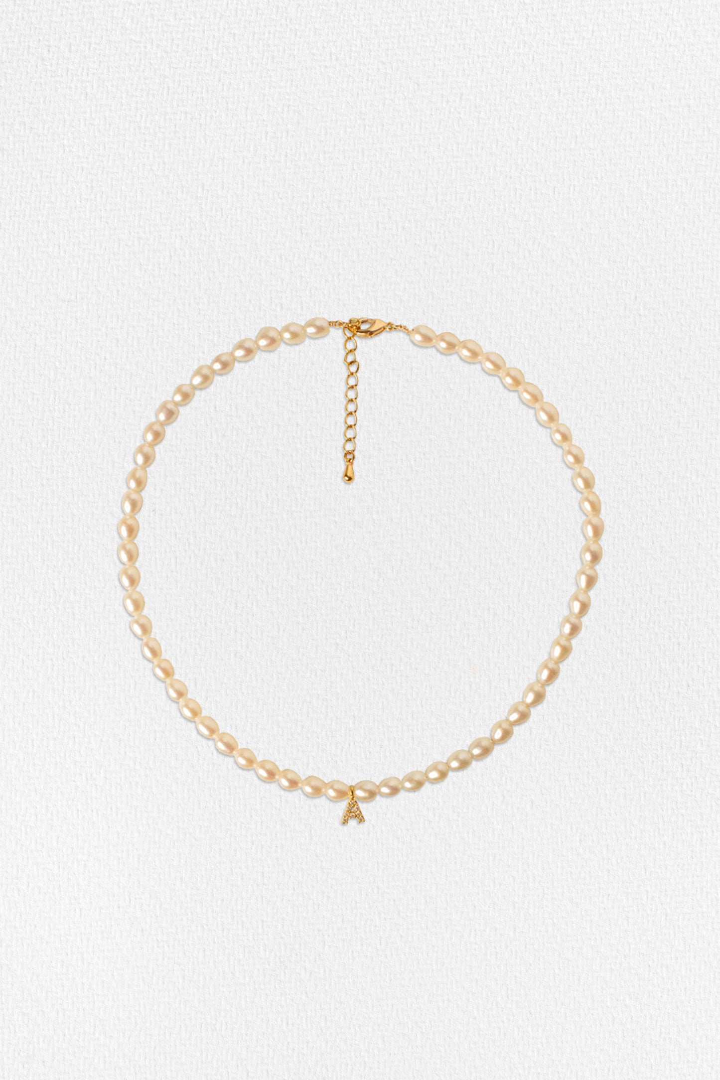 Collar con perlas e inicial