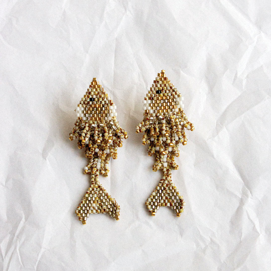 Aretes pez tejido