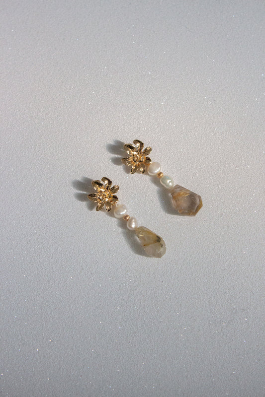 Aretes flor con perlas