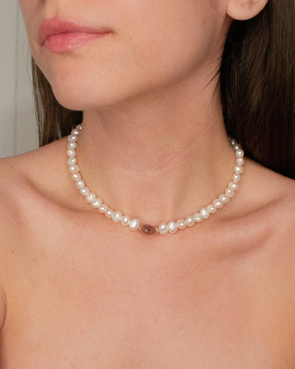 Collar de perlas con piedra lila